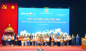 Bảo Việt Nhân Thọ trao 400 học bổng cho các em học sinh hiếu học vùng cao Điện Biên