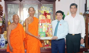 Chủ tịch Hội đồng Dân tộc thăm, chúc Tết cổ truyền Chôl Chnam Thmây đồng bào Khmer Trà Vinh