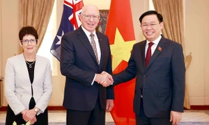 Chủ tịch Quốc hội Vương Đình Huệ chào xã giao Toàn quyền Australia David Hurley