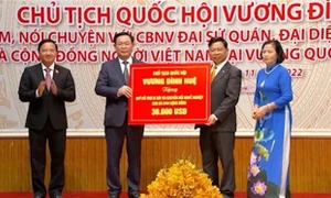 Chủ tịch Quốc hội Vương Đình Huệ gặp cộng đồng người Việt Nam tại Campuchia