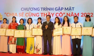 "Mỗi thầy cô là tấm gương sáng về học tập, rèn luyện"