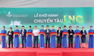 Khởi hành chuyến tàu chở LNG đầu tiên trên đường sắt Bắc Nam