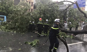 Hà Nội: Tâm bão chưa về, Cảnh sát liên tục nhận tin báo cứu nạn cứu hộ