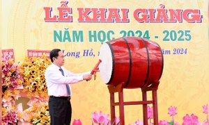 Chủ tịch Quốc hội Trần Thanh Mẫn dự Lễ khai giảng năm học 2024 - 2025 tại Trường THPT Phạm Hùng, tỉnh Vĩnh Long