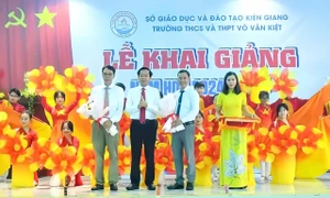 Hàng trăm nghìn học sinh miền Tây bước vào năm học mới