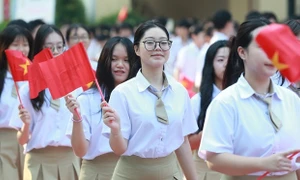 Trường THPT Phan Huy Chú – Đống Đa đón năm học mới với tinh thần "Trọn yêu tin - Cùng tiến bộ"