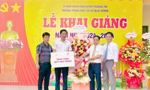 Trao tặng 24 suất quà cho học sinh có hoàn cảnh khó khăn