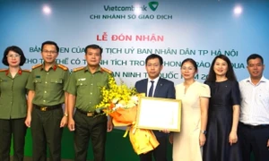 Vietcombank Sở giao dịch nhận bằng khen trong phong trào thi đua toàn dân bảo vệ an ninh Tổ quốc