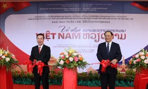 Khai mạc triển lãm ảnh 'Vẻ đẹp Việt Nam' tại Lào