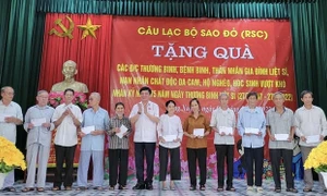 Tổng Thư ký Quốc hội Bùi Văn Cường và CLB Sao Đỏ trao quà cho các thương binh và thân nhân gia đình liệt sỹ