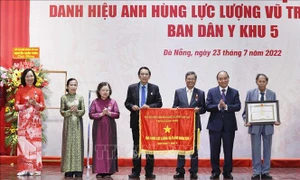 Chủ tịch nước Nguyễn Xuân Phúc trao danh hiệu Anh hùng Lực lượng vũ trang nhân dân cho Ban Dân y Khu 5