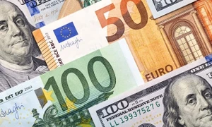 Đồng euro giảm xuống mức thấp nhất so với đồng USD trong 20 năm