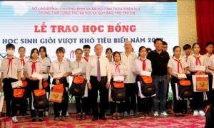 Thừa Thiên Huế: Trao 100 suất học bổng cho học sinh nghèo vượt khó tiêu biểu