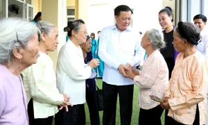 Bí thư Thành ủy Hà Nội Đinh Tiến Dũng thăm, tặng quà thương binh, gia đình liệt sĩ và người có công