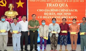 Chủ nhiệm Ủy ban Quốc phòng và An ninh Lê Tấn Tới thăm, tặng quà gia đình chính sách và học sinh nghèo hiếu học tại Long An