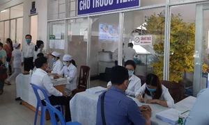 Cần Thơ: Tiêm những mũi vắc xin Covid - 19 đầu tiên