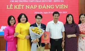 Hà Nội: Học sinh đầu tiên của Trường THPT Phan Huy Chú - Đống Đa được kết nạp Đảng