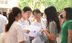 Hàng nghìn thí sinh "căng thẳng" tranh suất vào lớp 10 của 2 trường THPT chuyên thuộc Đại học Quốc gia Hà Nội