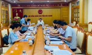 Bài 1: Cùng họp bàn tiếp thu các ý kiến