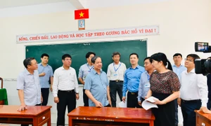 Bộ trưởng Nguyễn Kim Sơn kiểm tra công tác chuẩn bị thi tốt nghiệp THPT tại Hậu Giang