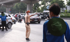 Hà Nội: Bảo đảm an toàn, thông suốt cho buổi thi thứ 2 tại điểm thi Trường THPT chuyên Khoa học tự nhiên