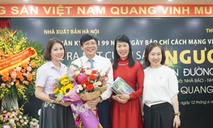 Ra mắt sách "Người trên đường đời" của nhà báo Hồ Quang Lợi