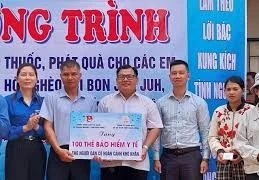 Tặng hàng trăm thẻ bảo hiểm y tế cho người có hoàn cảnh khó khăn