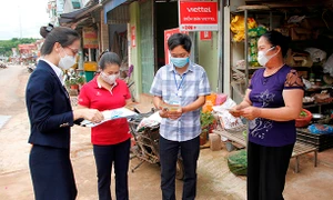 Đi từng ngõ, gõ từng nhà, rà từng người để tuyên truyền bảo hiểm