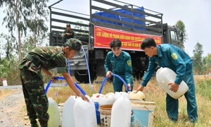 Kiên Giang: Lực lượng vũ trang khẩn trương hỗ trợ nước cho nhân dân vùng biên giới