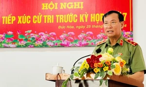 Chủ nhiệm Ủy ban Quốc phòng và An ninh Lê Tấn Tới tiếp xúc cử tri tại hai huyện Bến Lức và Đức Hòa, Long An