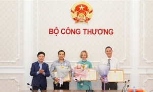 Công ty CP Hơi kỹ nghệ Que hàn (SOVIGAZ) nhận Bằng khen của Bộ trưởng Bộ Công Thương