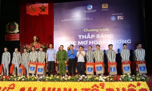 Thắp sáng ước mơ hoàn lương