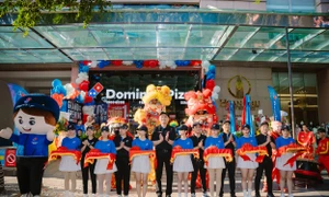 "Ông vua hàng hiệu" Johnathan Hạnh Nguyễn khai trương cửa hàng Domino’s Pizza đầu tiên tại quê hương Khánh Hòa