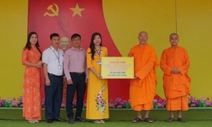 Chùa Ba Vàng trao tặng kinh phí động viên học sinh đạt thành tích cao của Trường THCS Nguyễn Trãi