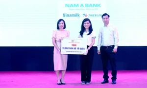 Trao tặng 13.000 bản đồ Việt Nam cho các trường học trên cả nước
