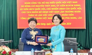 Nhóm nữ đại biểu Quốc hội Việt Nam thăm, làm việc tại Luang Prabang, CHDCND Lào