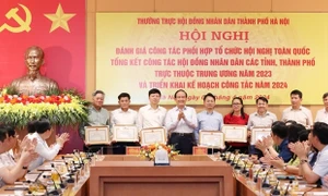 Khen thưởng các tập thể, cá nhân có thành tích trong công tác tổ chức hội nghị tổng kết công tác HĐND toàn quốc