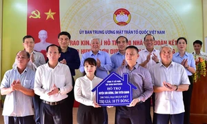 Chủ tịch Ủy ban Trung ương MTTQ Việt Nam Đỗ Văn Chiến trao hỗ trợ 200 nhà đại đoàn kết cho huyện Sơn Dương, Tuyên Quang