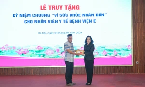 Bộ Y tế trao tặng Kỷ niệm chương cho nữ hộ sinh hiến tạng cứu sống 4 người bệnh