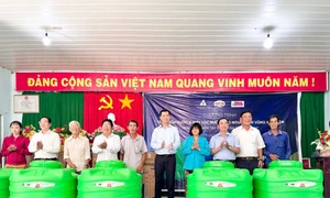 Tân Á Đại Thành trao tặng hàng trăm bồn nhựa Plasman, đồng hành người dân miền Tây vùng hạn mặn