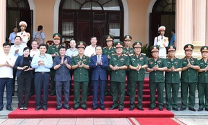 Chủ tịch Quốc hội Trần Thanh Mẫn thăm và làm việc với Đảng ủy - Bộ Tư lệnh Quân khu 9