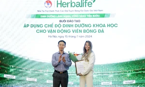 Chuyên gia dinh dưỡng của Herbalife mang kiến thức chuyên sâu tới bóng đá Việt