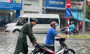 Kiên Giang: Nhiều tuyến đường thành phố biển Rạch Giá bị ngập nặng