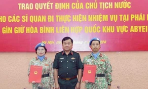 Trao Quyết định của Chủ tịch nước cho hai sĩ quan gìn giữ hòa bình đi làm nhiệm vụ tại Abyei