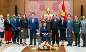 Phó Chủ tịch Quốc hội Trần Quang Phương tiếp Thượng nghị sĩ Hoa Kỳ Tammy Duckworth