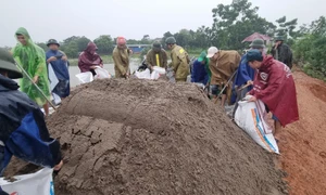 Công an các huyện tại Hà Nội kịp thời hỗ trợ người dân chịu ảnh hưởng của bão số 2