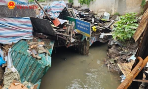 Phường Thụy Khuê (quận Tây Hồ): Người dân khốn khổ vì Dự án cải tạo hệ thống mương thoát nước thi công 10 năm chưa xong