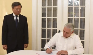 Chủ tịch Cuba Miguel Díaz-Canel viếng, ghi sổ tang tại Đại sứ quán Việt Nam tại Cuba