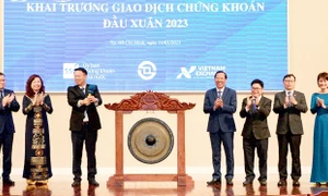 Đánh cồng khai phiên giao dịch chứng khoán đầu Xuân 2023