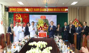 Chủ tịch HĐND thành phố Hà Nội thăm, chúc mừng Bệnh viện Đa khoa Mê Linh